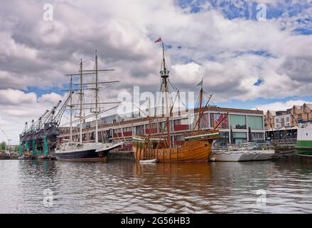 Die „Matthew“, ein nachahmtes viereckiges Segelschiff, das auf dem Fluss Avon in Bristol festgemacht ist. Erbaut 1994 Stockfoto