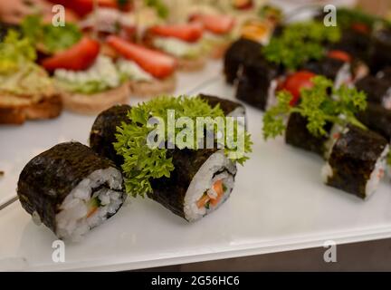 Selektiver Fokus. Draufsicht auf verschiedene Sushi-Gerichte, All-you-can-eat-Menü. Japanische Sushi-Rollen Stockfoto