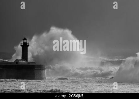 Große Meereswellen-Spritzer mit schönem stürmischen Licht. Douro-Flussmündung, Porto, Portugal. Stockfoto