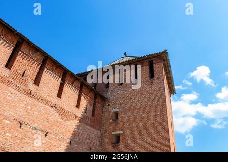 Der Backsteinturm des alten Kolomna Kremls an einem Sommertag Stockfoto