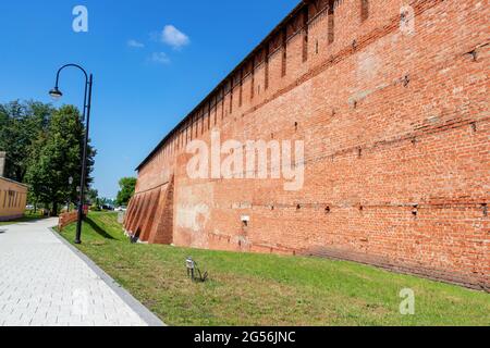 Die rote Backsteinmauer des mittelalterlichen Kremls von Kolomna an einem Sommertag Stockfoto