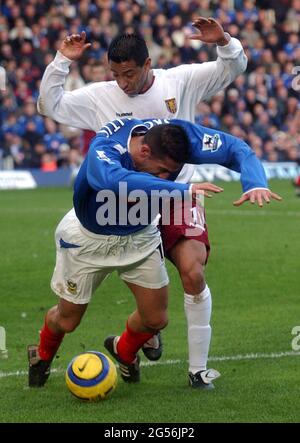 DER FC PORTSMOUTH, POMPEY, PORTSMOUTH V ASTON VILLA GIANNIS SKOPELITIS WIRD VON NOLBERTO SOLANO PIC MIKE WALKER, 2005, GESTOLMETERT Stockfoto