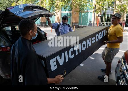 Sacramento, CA, USA. Juni 2021. Mieter und Fürsprecher tragen eine Schatulle, um vor dem Hauptquartier der California Apartment Association (CAA) zu protestieren, um gegen die Erklärungen der Organisation zu protestieren, dass am Freitag, den 25. Juni 2021 in Sacramento Zwangsräumungsschutzmaßnahmen aufgrund von COVID''19 nicht mehr erforderlich sind. Quelle: Paul Kitagaki Jr./ZUMA Wire/Alamy Live News Stockfoto