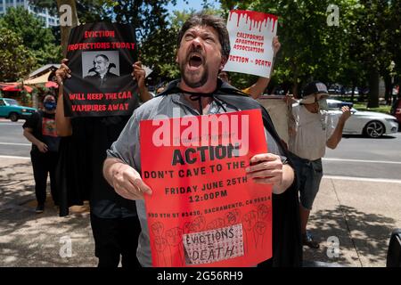 Sacramento, CA, USA. Juni 2021. Der Mieter Jon Goodman aus Antioch, der ein Vampire-Kostüm trägt, protestiert mit Mietern und Fürsprechern vor dem Hauptquartier der California Apartment Association (CAA), um gegen die Aussagen der Organisation zu protestieren, dass am Freitag, den 25. Juni 2021 in Sacramento Zwangsräumungsschutzmaßnahmen aufgrund von COVID''19 nicht mehr erforderlich sind. Quelle: Paul Kitagaki Jr./ZUMA Wire/Alamy Live News Stockfoto