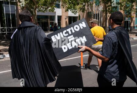 Sacramento, CA, USA. Juni 2021. Mieter und Fürsprecher tragen eine Schatulle, um vor dem Hauptquartier der California Apartment Association (CAA) zu protestieren, um gegen die Erklärungen der Organisation zu protestieren, dass am Freitag, den 25. Juni 2021 in Sacramento Zwangsräumungsschutzmaßnahmen aufgrund von COVID''19 nicht mehr erforderlich sind. Quelle: Paul Kitagaki Jr./ZUMA Wire/Alamy Live News Stockfoto