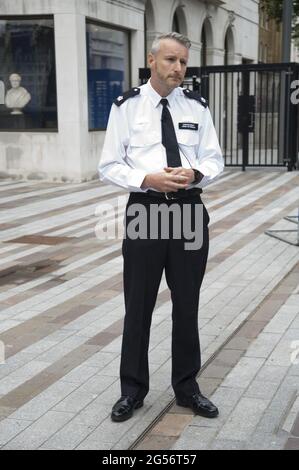 Der Superintendent Simon Rotherham gibt heute Morgen vor Scotland Yard bekannt, dass das IPOC und sein Büro die Stopp- und Durchsuchung von Levi Scott investieren, nachdem er nach der Abholung einer übernommten Eats-Lieferung aufgehört hatte. Er wurde zunächst angehalten, weil er auf dem Bürgersteig fuhr, wurde dann aber verhaftet und 16 Stunden lang festgehalten und dann ohne Anklage freigelassen. Levi behauptet, dass es eine Auseinandersetzung mit Polizeibeamten gab, die jetzt untersucht wird. Levi glaubt, dass der ganze Vorfall auf der Farbe seiner Haut basierte. Scotland Yard, London Stockfoto