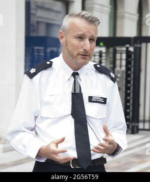 Der Superintendent Simon Rotherham gibt heute Morgen vor Scotland Yard bekannt, dass das IPOC und sein Büro die Stopp- und Durchsuchung von Levi Scott investieren, nachdem er nach der Abholung einer übernommten Eats-Lieferung aufgehört hatte. Er wurde zunächst angehalten, weil er auf dem Bürgersteig fuhr, wurde dann aber verhaftet und 16 Stunden lang festgehalten und dann ohne Anklage freigelassen. Levi behauptet, dass es eine Auseinandersetzung mit Polizeibeamten gab, die jetzt untersucht wird. Levi glaubt, dass der ganze Vorfall auf der Farbe seiner Haut basierte. Scotland Yard, London Stockfoto