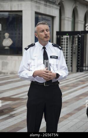 Der Superintendent Simon Rotherham gibt heute Morgen vor Scotland Yard bekannt, dass das IPOC und sein Büro die Stopp- und Durchsuchung von Levi Scott investieren, nachdem er nach der Abholung einer übernommten Eats-Lieferung aufgehört hatte. Er wurde zunächst angehalten, weil er auf dem Bürgersteig fuhr, wurde dann aber verhaftet und 16 Stunden lang festgehalten und dann ohne Anklage freigelassen. Levi behauptet, dass es eine Auseinandersetzung mit Polizeibeamten gab, die jetzt untersucht wird. Levi glaubt, dass der ganze Vorfall auf der Farbe seiner Haut basierte. Scotland Yard, London Stockfoto