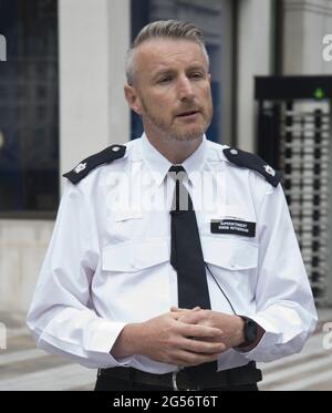 Der Superintendent Simon Rotherham gibt heute Morgen vor Scotland Yard bekannt, dass das IPOC und sein Büro die Stopp- und Durchsuchung von Levi Scott investieren, nachdem er nach der Abholung einer übernommten Eats-Lieferung aufgehört hatte. Er wurde zunächst angehalten, weil er auf dem Bürgersteig fuhr, wurde dann aber verhaftet und 16 Stunden lang festgehalten und dann ohne Anklage freigelassen. Levi behauptet, dass es eine Auseinandersetzung mit Polizeibeamten gab, die jetzt untersucht wird. Levi glaubt, dass der ganze Vorfall auf der Farbe seiner Haut basierte. Scotland Yard, London Stockfoto