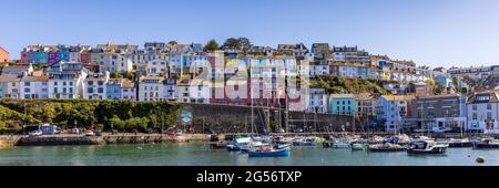 Farbenfrohe Häuser mit Blick auf den Innenhafen von Brixham im Süden von Devon. Stockfoto