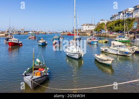 Die Boote vertäuten im Hafen von Brixham in South Devon. Stockfoto