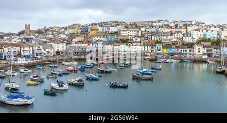 Blick von der King Street auf den alten Hafen von Brixham, mit dem schönen Allerheiligen-Kirchturm in der Ferne. Stockfoto