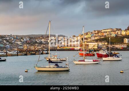 Die Boote vertäuten am Hafen von Brixham im Süden von Devon. Am frühen Morgen. Stockfoto