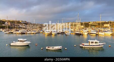 Die Boote liegen am Hafen von Brixham im Süden von Devon. Am frühen Morgen. Stockfoto