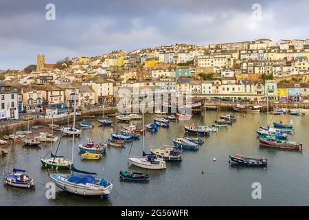 Blick von der King Street auf den alten Hafen von Brixham, mit dem schönen Allerheiligen-Kirchturm in der Ferne. Stockfoto