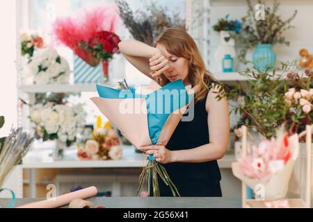 Floristin Frau, die Blumenstrauß in der Blumenboutique macht. Stockfoto