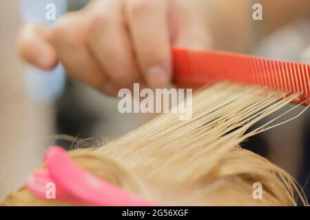 Keratin Recovery Haar-und Protein-Behandlung Stapel mit Ultraschall-Eisen-Tool. Stockfoto