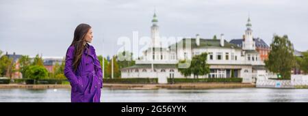 Frühlingsfrau, die am Wochenende im Stadtpark spazieren geht und sich entspannt. Person mit Seeblick in Kopenhagen, Dänemark. Lifestyle-Aktivität, Menschen draußen. Banner Stockfoto