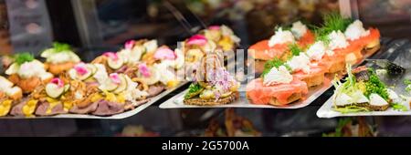 Dänisches, smorrebrod traditionelles offenes Sandwich im Lebensmittelgeschäft in Kopenhagen. Auswahl an Fisch-Sandwiches mit Meeresfrüchten und Fleisch, geräuchert Stockfoto