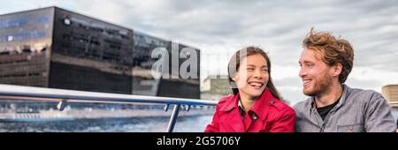 Kopenhagener Touristen pärchen auf einer Bootstour durch die königliche Bibliothek mit schwarzem Diamanten, berühmtes Architekturgebäude, Dänemark, Europa reisen Stockfoto