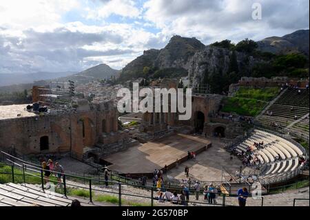 TAORMINA, SIZILIEN, ITALIEN - OKTOBER 6 2019 : Besucher entdecken das griechische Theater in Taormina. Stockfoto