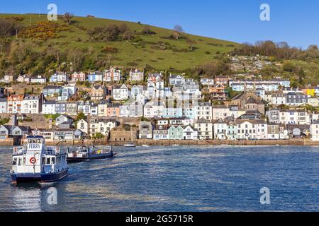 Die unteren Dart Passagier- und Autofähren überqueren den Fluss Dart mit den bunten Gebäuden von Dartmouth im Hintergrund. Stockfoto