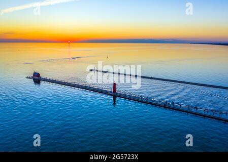 Luftaufnahme der Leuchttürme des Grand Haven South Pier, wo der Grand River auf den Lake Michigan im Grand Haven State Park trifft Stockfoto