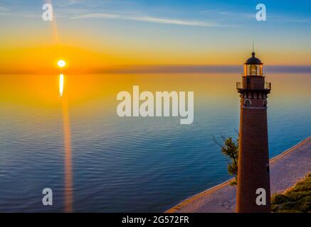 Luftaufnahme des Little Sable Point Lighthouse, gelegen am Lake Michigan in der Nähe von Silver Lake State Park und Mears in Benona Township, Michigan Stockfoto