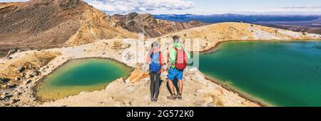 Vulkanische Berglandschaft Neuseelands im Tongariro Alpine Crossing National Park. Junge Leute Paar Wanderer trampen in NZ Reise Abenteuer Stockfoto