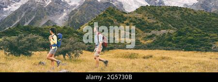 Wanderer wandern auf dem Weg in der Berglandschaft im Hintergrund. Paar gesunde Menschen leben einen aktiven Lebensstil auf Hooker Valley Track, Neuseeland. Berühmt Stockfoto