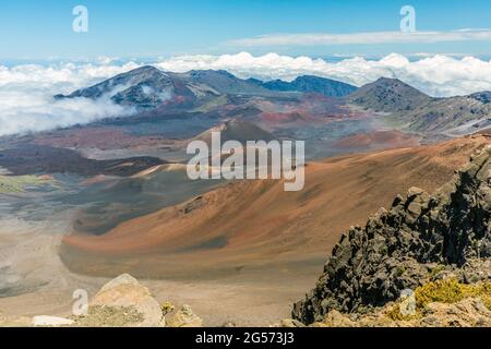 Über den Wolken: Blick auf den Gipfel des Haleakalā National Park in Maui, Hawaii, über 10,000 Meter über dem Meeresspiegel Stockfoto