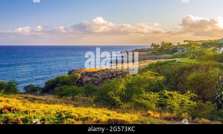 Luftaufnahme von Lanai, Hawaii bei Sonnenuntergang. Lanai, eine kurze Fahrt mit der Fähre von Lahaina, Maui, ist umgangssprachlich als Pineapple Island bekannt Stockfoto