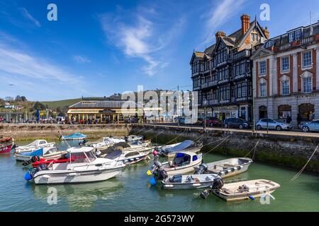 Boote vertäuten im schönen kleinen quadratischen Innenhafen in Dartmouth in South Devon, England. Stockfoto