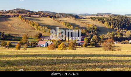 Herbstpanorama aus dem böhmischen und mährischen Hochland, dem Dorf Vecov, Zdarske vrchy, Tschechien Stockfoto