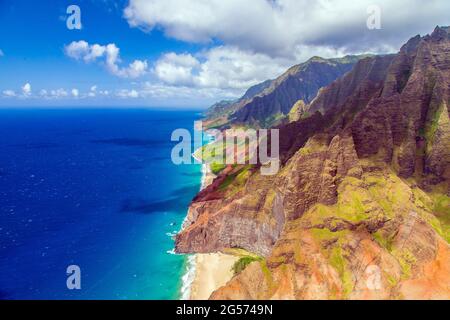 Luftaufnahme der zerklüfteten Napali-Küste von Kauai, wo Kauais abgelegene tropische Küste auf den Pazifischen Ozean trifft; Kauai, Hawaii Stockfoto