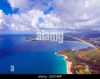 Luftaufnahme eines Regenbogens über der Hanalei Bay in der Nähe von Princeville, Hawaii, entlang der nördlichen Küste von Kauai Stockfoto