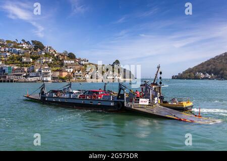 Dartmouth nach Kingswear an einem sonnigen Apriltag überqueren Sie die untere Autofähre über den Fluss Dart von Dartmouth nach Kingswear. Stockfoto