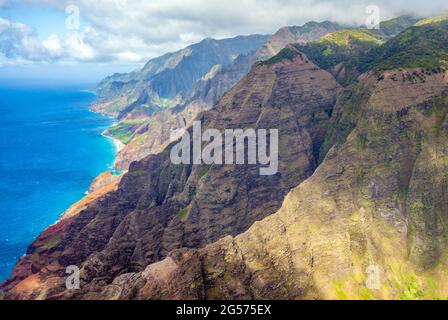 Luftaufnahme der zerklüfteten Napali-Küste von Kauai, wo Kauais abgelegene tropische Küste auf den Pazifischen Ozean trifft; Kauai, Hawaii Stockfoto