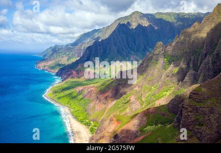 Luftaufnahme der zerklüfteten Napali-Küste von Kauai, wo Kauais abgelegene tropische Küste auf den Pazifischen Ozean trifft; Kauai, Hawaii Stockfoto