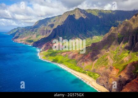 Luftaufnahme der zerklüfteten Napali-Küste von Kauai, wo Kauais abgelegene tropische Küste auf den Pazifischen Ozean trifft; Kauai, Hawaii Stockfoto