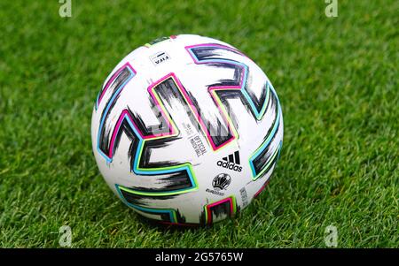 BUKAREST, RUMÄNIEN - 21. JUNI 2021: Adidas Uniforia, offizieller UEFA EURO 2020-Spielball auf dem Rasen, der während des UEFA EURO 2020-Spiels Ukraine gegen Österreich im Stadion National Arena Bukarest gesehen wurde Stockfoto