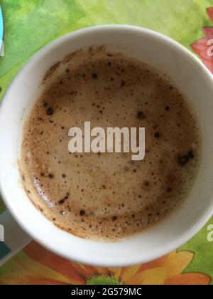 Cappuccino mit süßem Zimt und Schaum in einer Tasse Stockfoto
