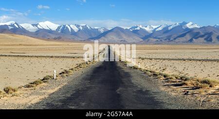 Pamir Autobahn oder pamirskij trakt in der Nähe von Karakul Dorf und See. Landschaft um Pamir Autobahn M41 internationale Straße, Pamir Berge in Tadschikistan Stockfoto