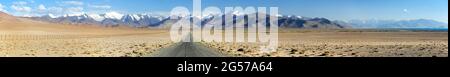Pamir Autobahn oder pamirskij trakt in der Nähe von Karakul Dorf und See. Landschaft um Pamir Autobahn M41 internationale Straße, Pamir Berge in Tadschikistan Stockfoto