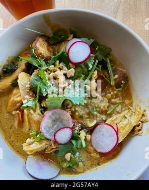 Hühnercurry nach indischer Art mit Reis, Süßkartoffeln, Koriander, Kartoffeln und Karotten. Stockfoto