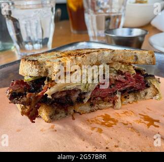 Ein Reuben-Sandwich im Philly-Stil mit Sauerkraut und Maisbeef. Stockfoto