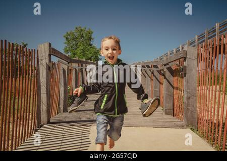 Junge läuft eine Rampe am Indiana Dunes State Park Bird Observatory hinunter. Stockfoto