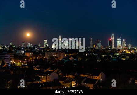 Schöne Aussicht auf die Skyline von Frankfurt am Main (european Finance Center City). Mond, Supermond während der Dämmerung blaue Stunde, Sonnenuntergang, Vorabend Stockfoto