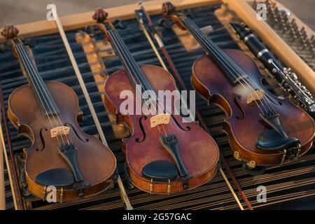 Braune Bratschen liegen während der Pause zwischen den Auftritten der traditionellen tschechischen Musikkapelle auf Hackbrett Stockfoto