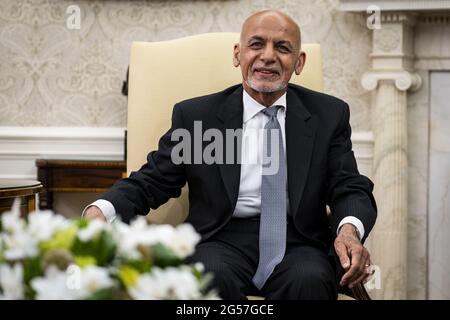 Washington, Usa. Juni 2021. Exzellenz Mohammad Ashraf Ghani, Präsident der Islamischen Republik Afghanistan, gibt am Freitag, den 25. Juni 2021, eine Erklärung vor der Presse im Oval Office im Weißen Haus in Washington, DC ab. Pool Foto von Pete Marovich/UPI Kredit: UPI/Alamy Live News Stockfoto